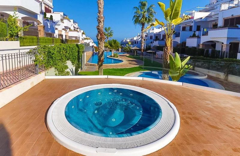Jacuzzi na tarasie, nad basenami