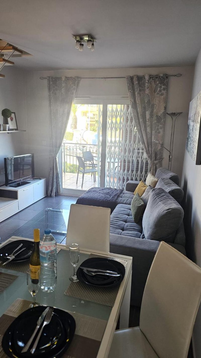 Salon z wyjściem na balkon