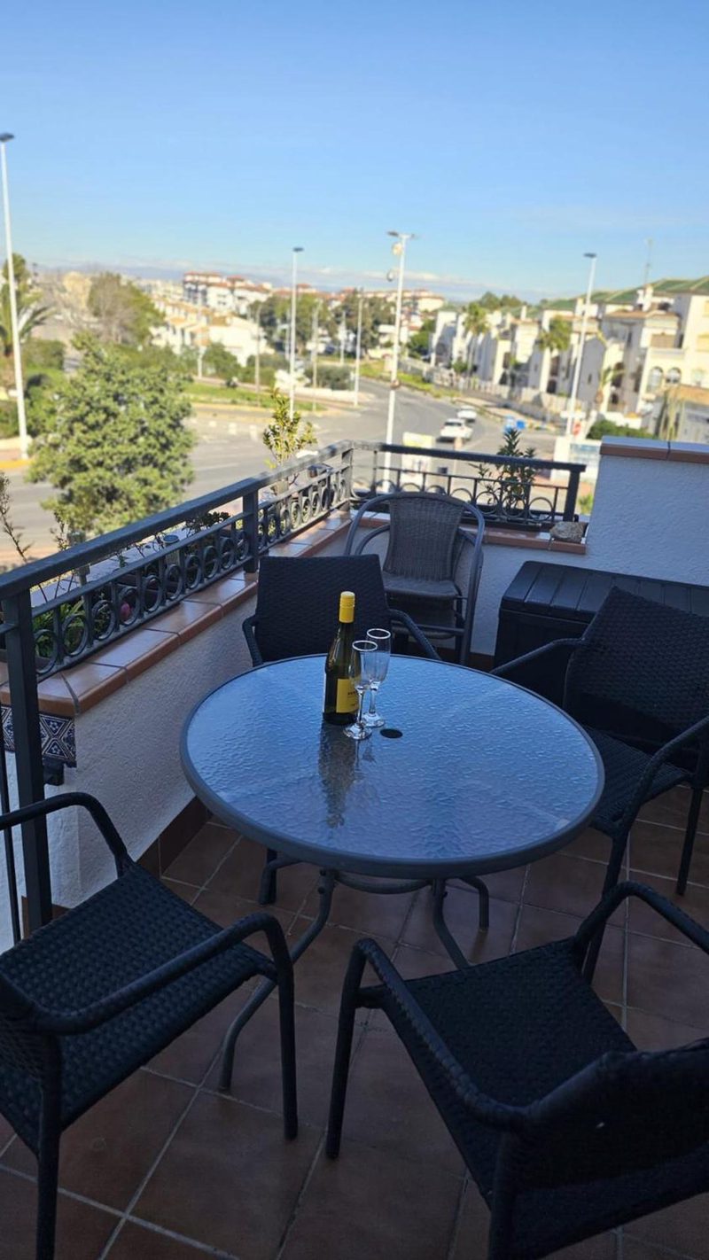 Balkon ze stolikiem — miejsce na poranną kawę