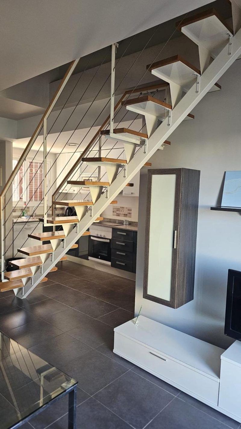 Schody łączące oba poziomy apartamentu